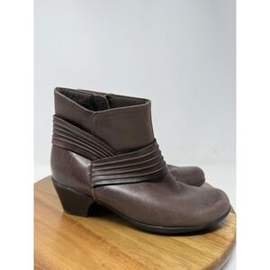 Clarks Boots Womens Size 6.5M Brown Ankle Side Zip Low‎ Heel Leather 62747